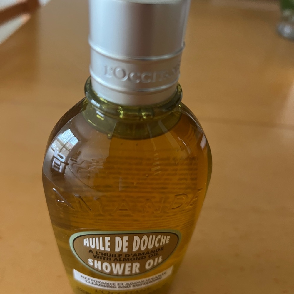 L'OCCITANE Almond Shower Oil - Picture 2 of 3